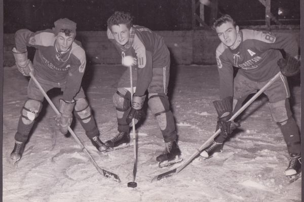 Sports - Pictures - Hockey - 1950's.x.x. - first Hockey team - g. Wells , R.Tarnowski, Earl DLP @ Parc Lafontaine Sports - Pictures - Hockey - 1950's.x.x. - first Hockey team - g. Wells , R.Tarnowski, Earl DLP @ Parc Lafontaine
