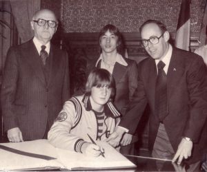 Sun Youth General - Pictures - 1970s - Jean Drapeau with Sid Stevens and two teenagers signing Golden Book at City Hall