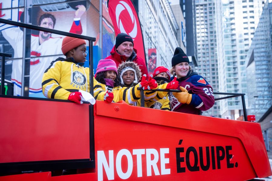 25 4 Nations Photo Rogers enfants 2 adultes sur zamboni