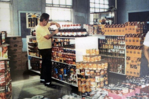 Urgences - Pictures - Food Assistance - 1980s.x.x. - Sun Youth Food Bank Urgences - Pictures - Food Assistance - 1980s.x.x. - Sun Youth Food Bank