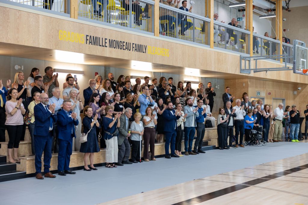 Crowd applauding Johanne